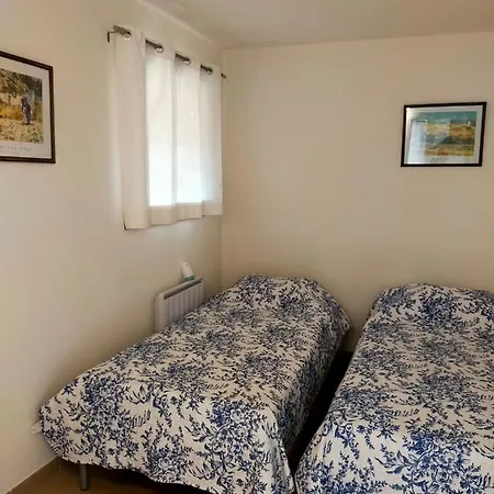 Dans Maison En Rez-de-chaussee Avec Piscine Joyeuse