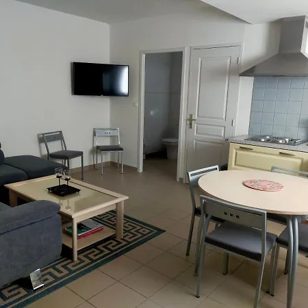 Dans Maison En Rez-de-chaussee Avec Piscine Joyeuse