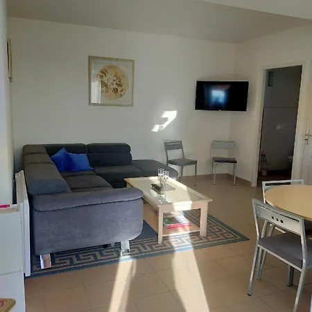 Dans Maison En Rez-de-chaussee Avec Piscine *
