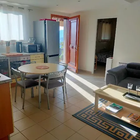 Dans Maison En Rez-de-chaussee Avec Piscine Joyeuse